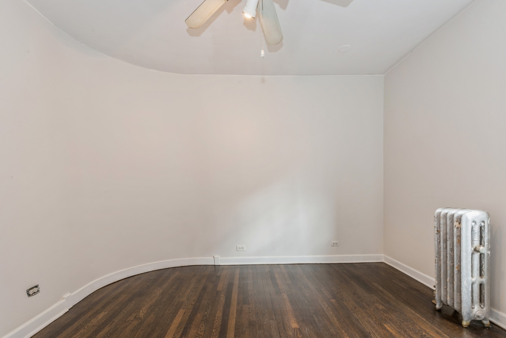 7023 North Sheridan Road, Unit 2E Chicago, IL 60626 - Photo 9 of 10 a view of an empty room with wooden floor