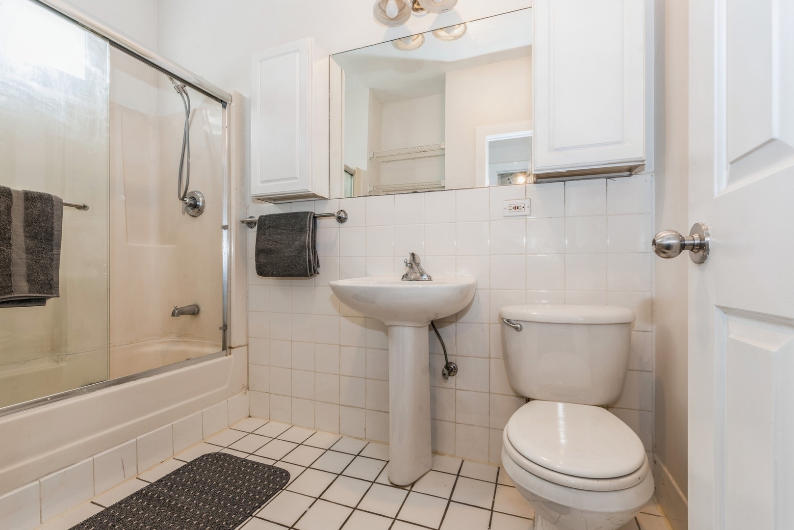 7023 North Sheridan Road, Unit 2E Chicago, IL 60626 - Photo 10 of 10 a bathroom with a sink toilet and shower