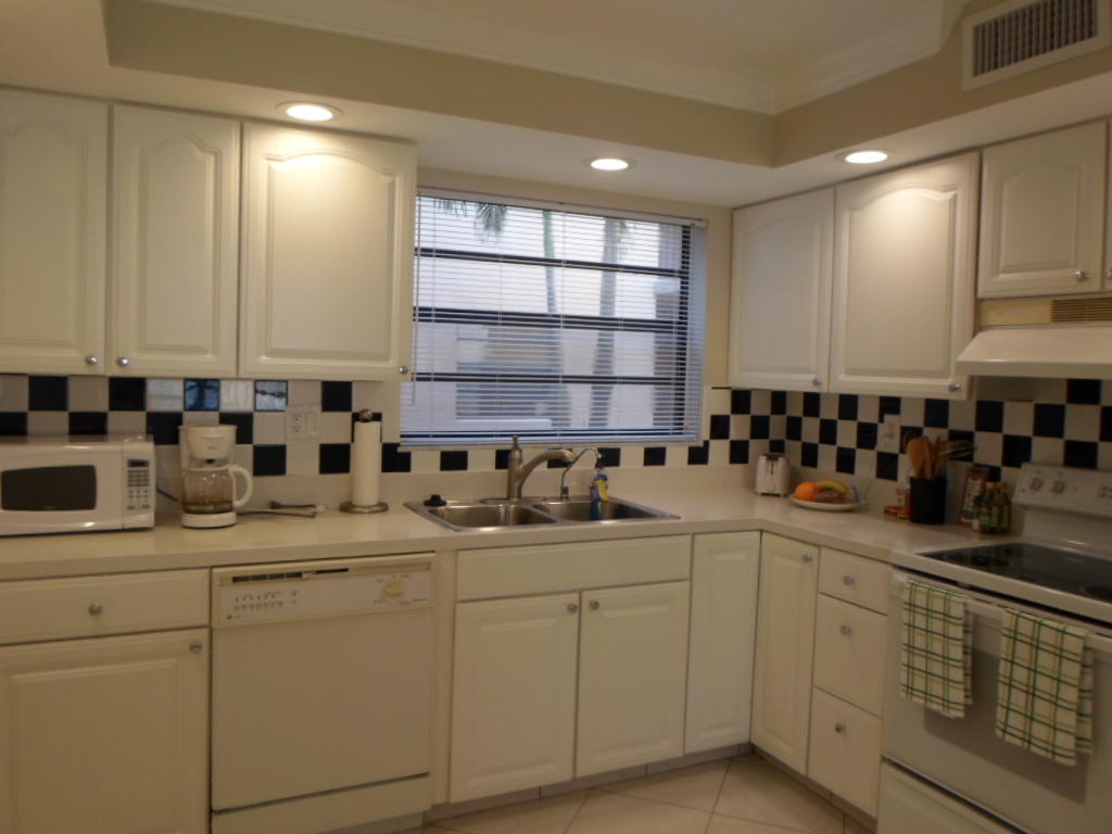 204 Capri East Delray Beach, FL 33484 - Photo 6 of 21 2016-02-02 02.39.50