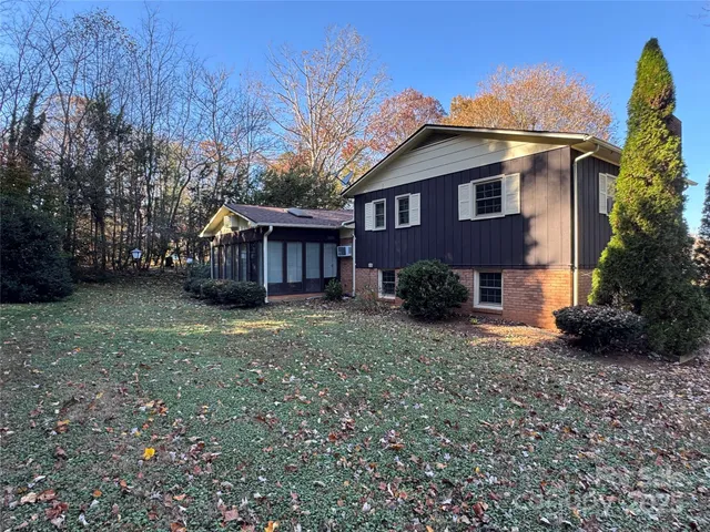 a view of a house with a yard