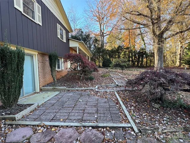 a view of a pathway with a house