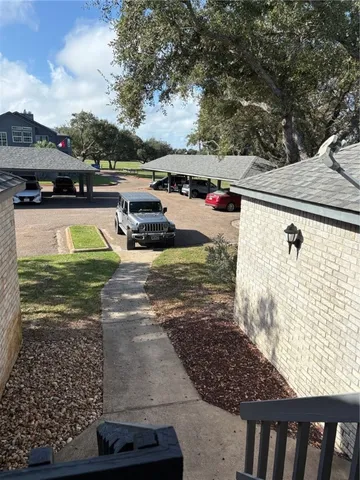 a view of a backyard