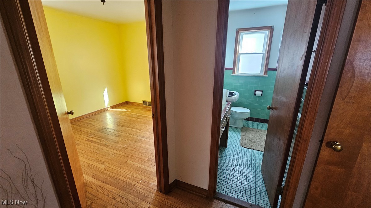 4249 Wyncote Road Cleveland, OH 44121 - Photo 13 of 25