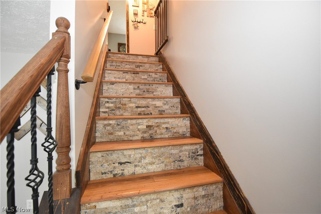 6871 Kirk Road Canfield, OH 44406 - Photo 17 of 29 Designer staircase