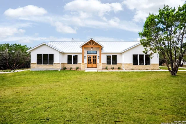 $818,000 | 456 Rio Azul Drive, Pipe Creek, TX 78063