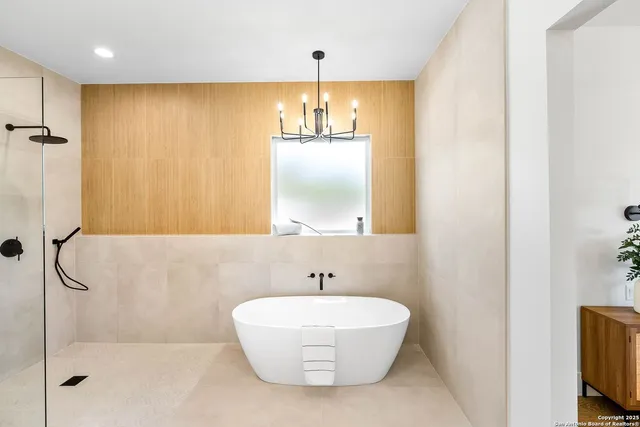 $818,000 | 456 Rio Azul Drive, Pipe Creek, TX 78063