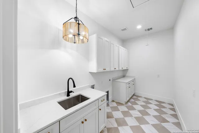 $818,000 | 456 Rio Azul Drive, Pipe Creek, TX 78063