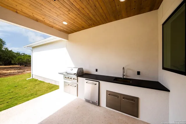 $818,000 | 456 Rio Azul Drive, Pipe Creek, TX 78063