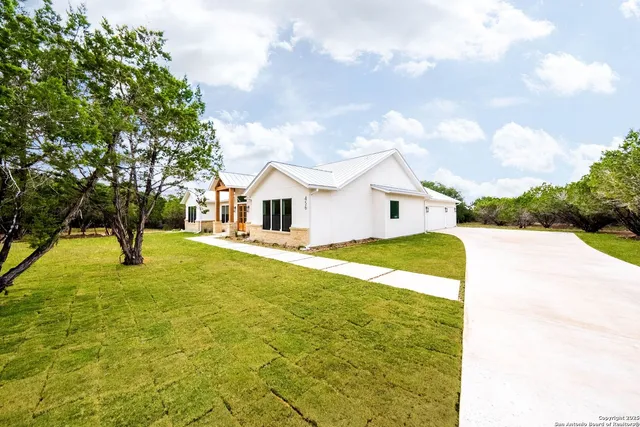 $818,000 | 456 Rio Azul Drive, Pipe Creek, TX 78063