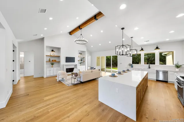 $818,000 | 456 Rio Azul Drive, Pipe Creek, TX 78063