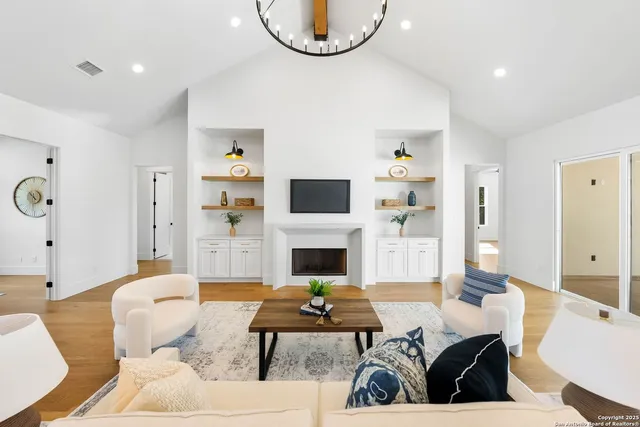 $818,000 | 456 Rio Azul Drive, Pipe Creek, TX 78063