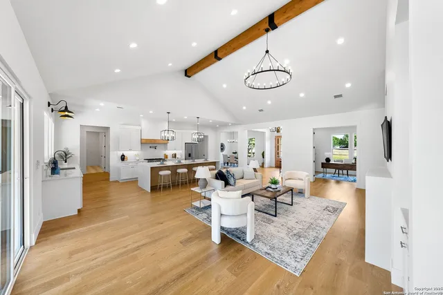 $818,000 | 456 Rio Azul Drive, Pipe Creek, TX 78063