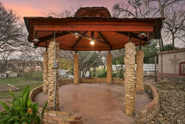 $950,000 | 111 East 2nd Street, Georgetown, TX 78626