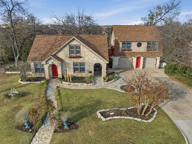 a view of a house with backyard