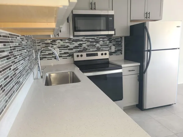 $1,895 | 2719 Lincoln Street, Unit 4, Hollywood, FL 33020