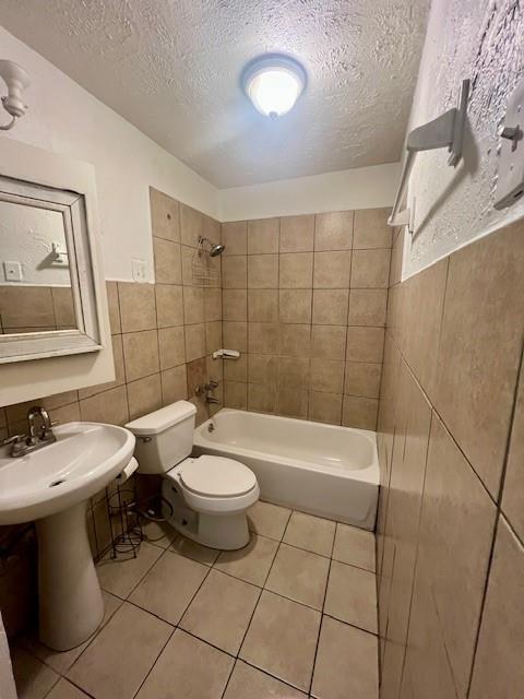 308 North Retta Street Fort Worth, TX 76111 - Photo 15 of 24 a bathroom with a sink a toilet and shower