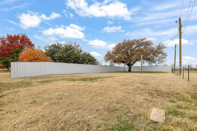 a view of yard with tree