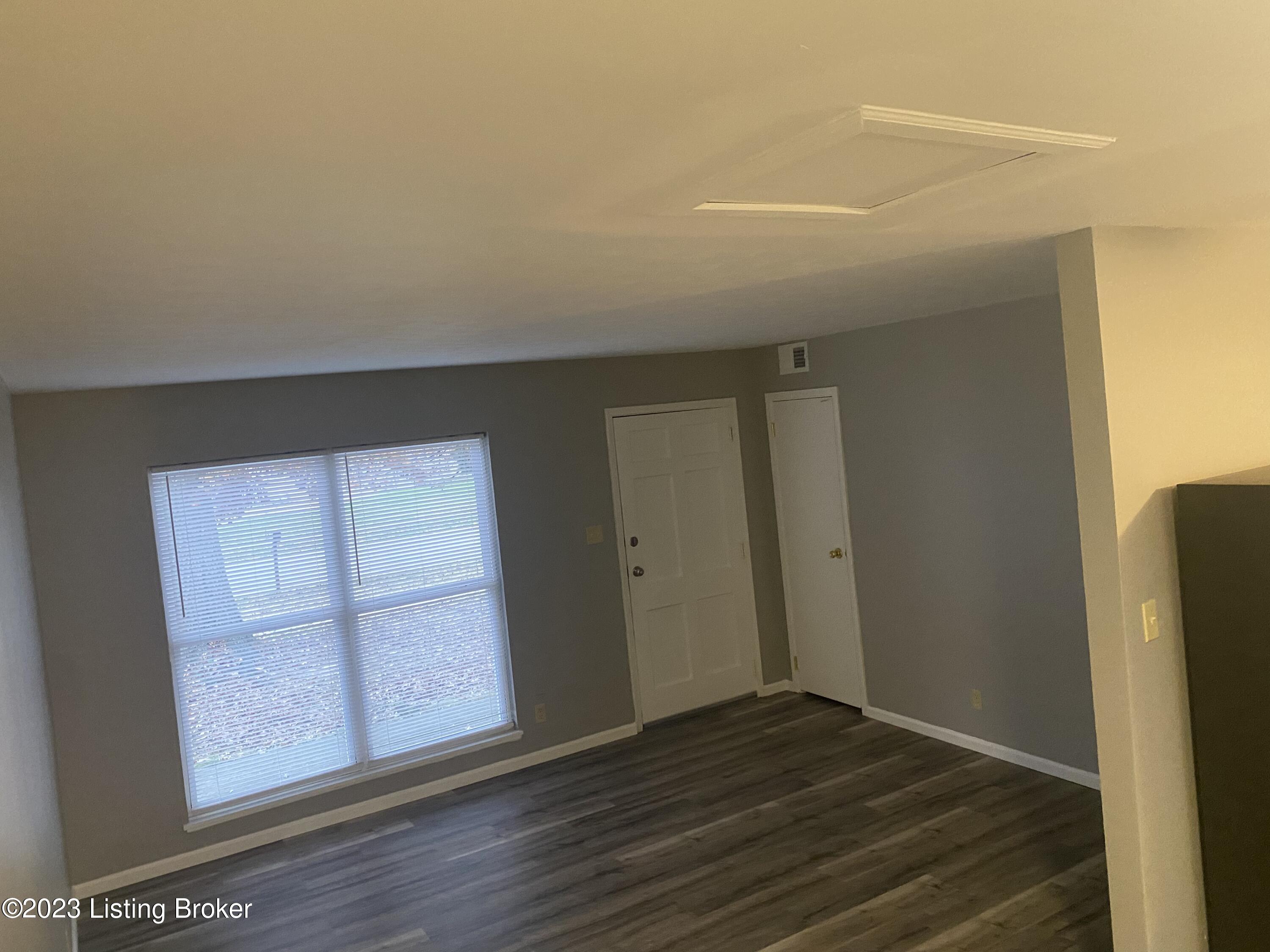 5208 Robinwood Road Louisville, KY 40218 - Photo 3 of 18 6A109BA4-3584-41FD-94CC-9DBE0FD99320