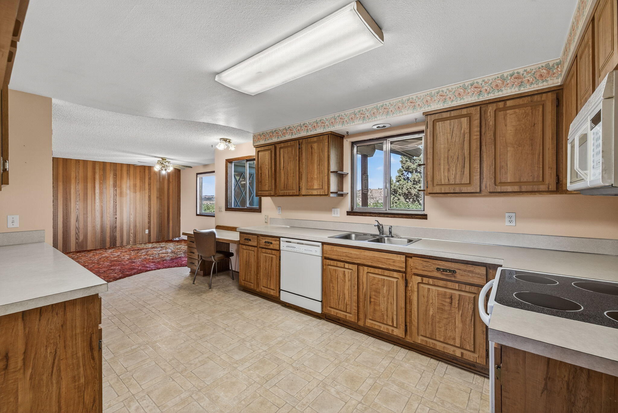 951 Southeast Rancho Lane Madras, OR 97741 - Photo 5 of 48 Kitchen