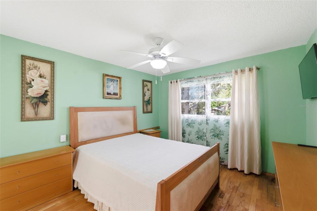 11485 Oakhurst Road, Unit 200208 Largo, FL 33774 - Photo 18 of 25 a bedroom with a large bed and a window