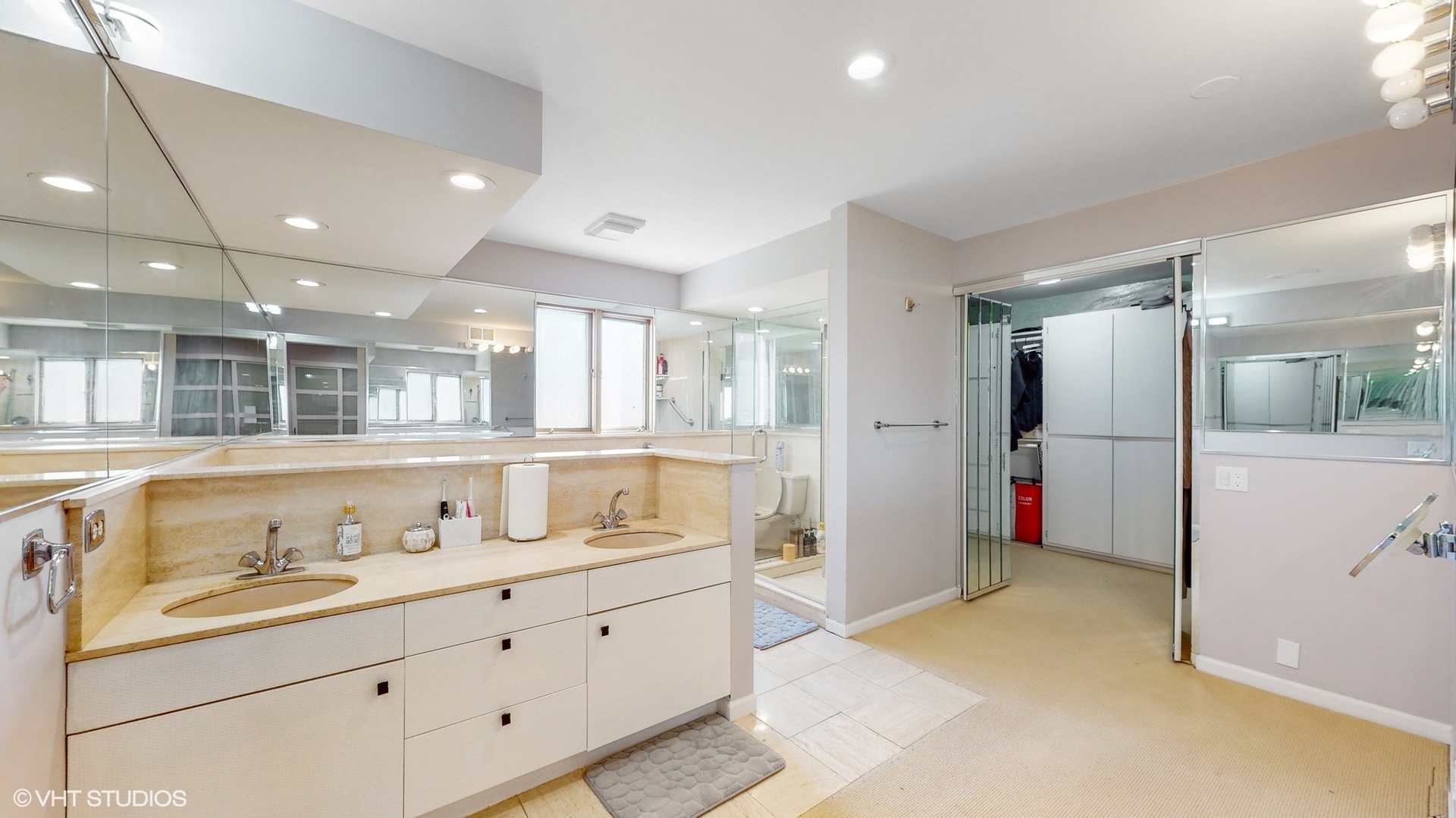 711 Lee Road Northbrook, IL 60062 - Photo 15 of 30 a bathroom with a tub sink and mirror