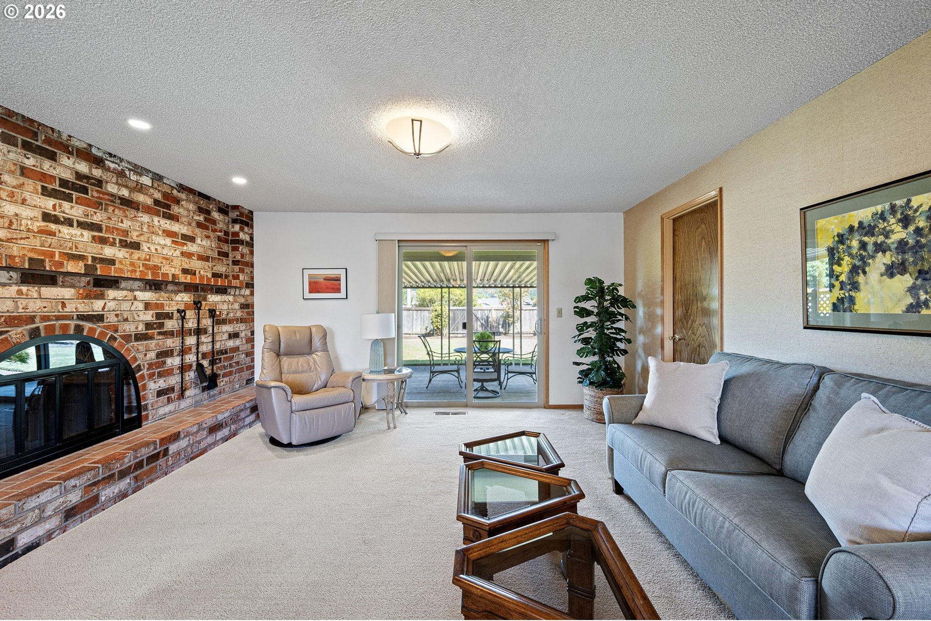 2184 Loch Drive Springfield, OR 97477 - Photo 22 of 47 Family Room