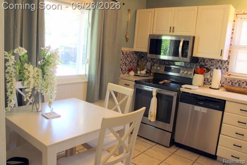 8951 Stevens Street Taylor, MI 48180 - Photo 11 of 32 STAINLESS STEEL APPLIANCES STAY!