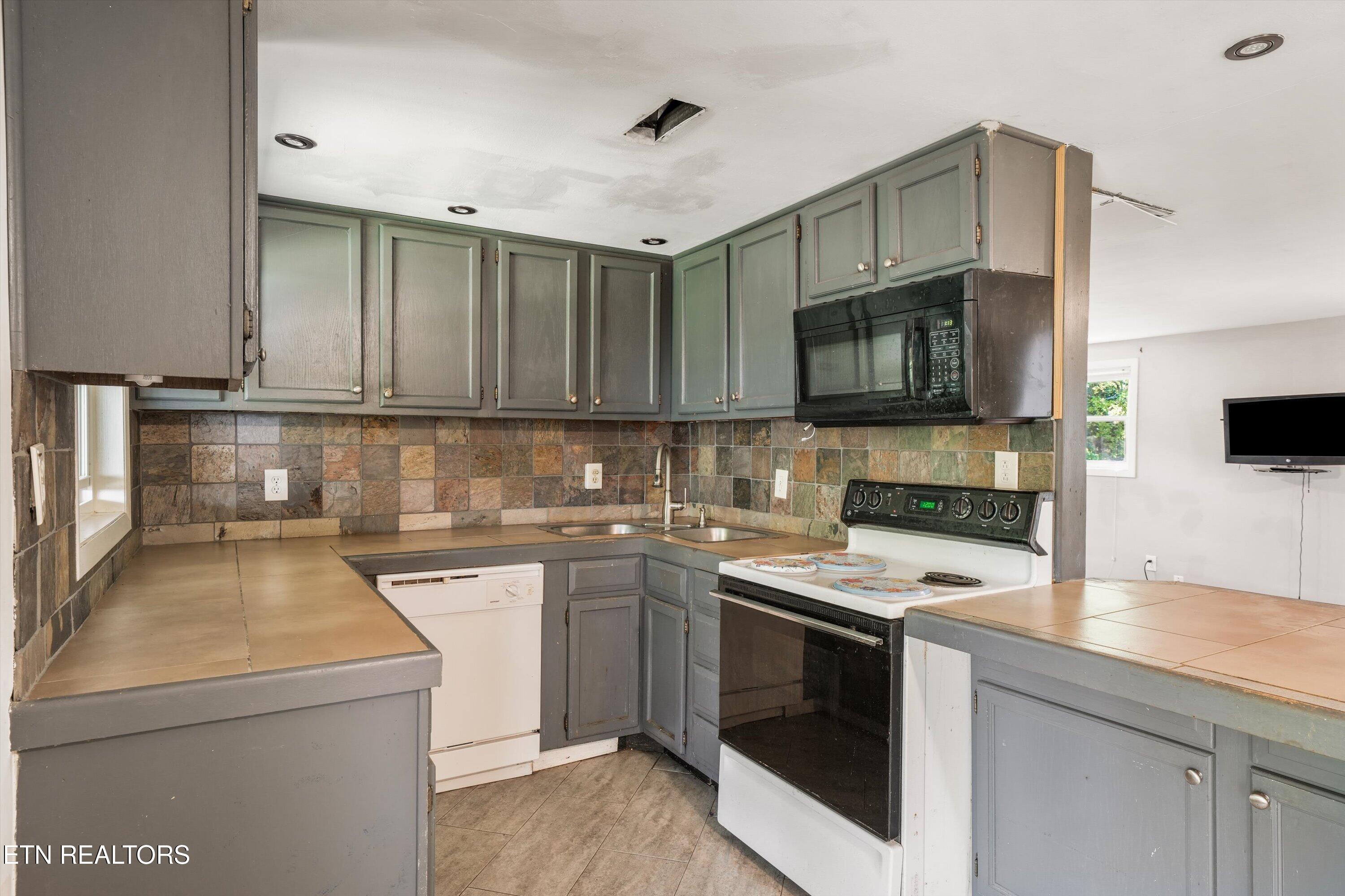 1832 Amherst Road Knoxville, TN 37909 - Photo 11 of 37 16-1832 Amherst Rd 21