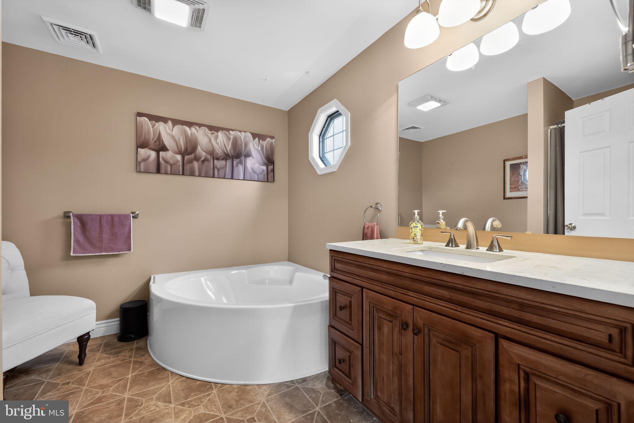 727 Hurffville - Cross Keys Road Sewell, NJ 08080 - Photo 21 of 33 Main bath w/soaking tub