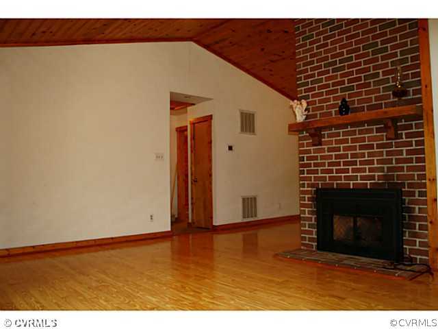 19350 Shumans Road Ruther Glen, VA 22546 - Photo 11 of 12 Den/Family/Great Room