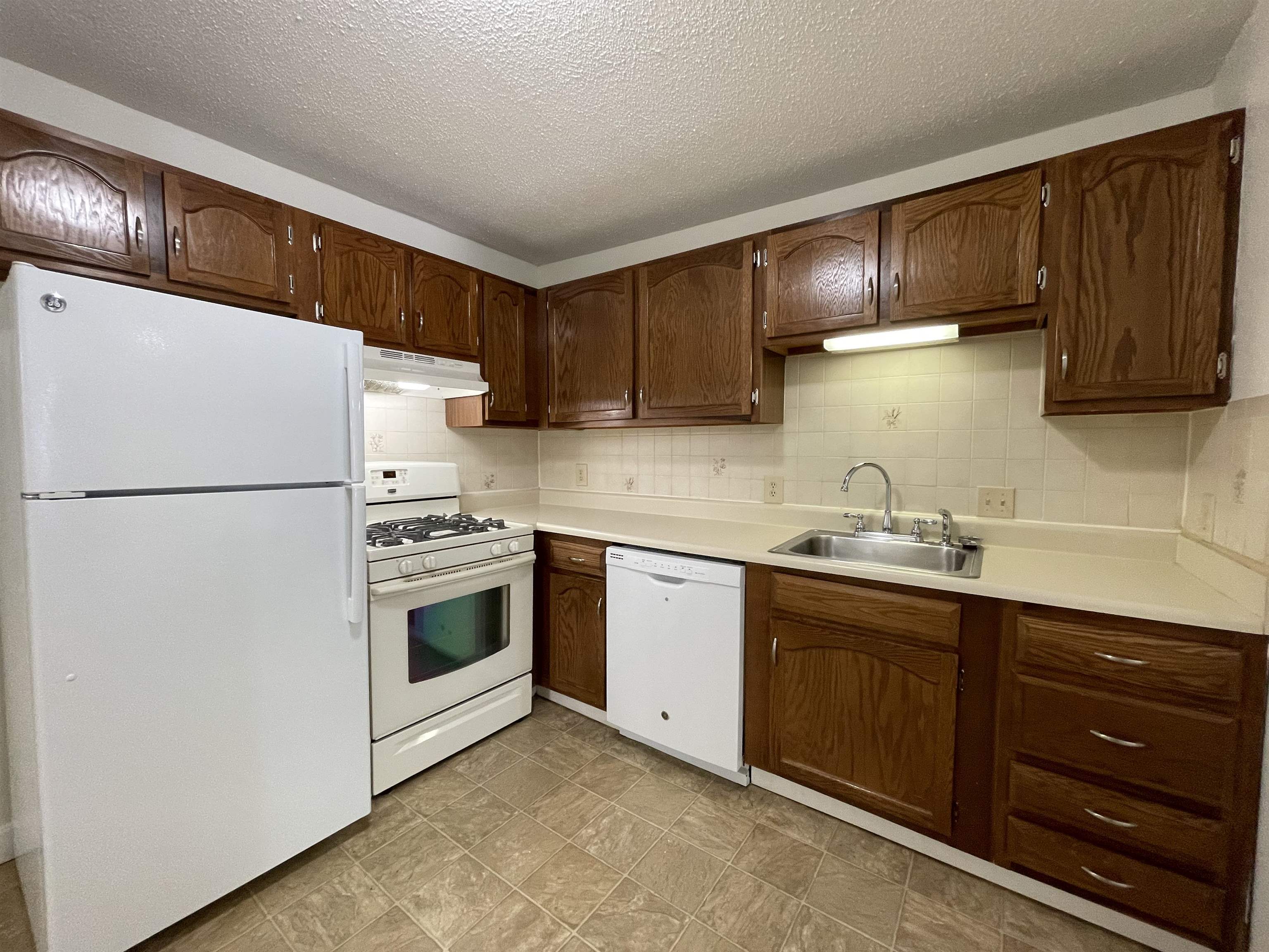 379 Huse Road, Unit 21 Manchester, NH 03103 - Photo 14 of 39