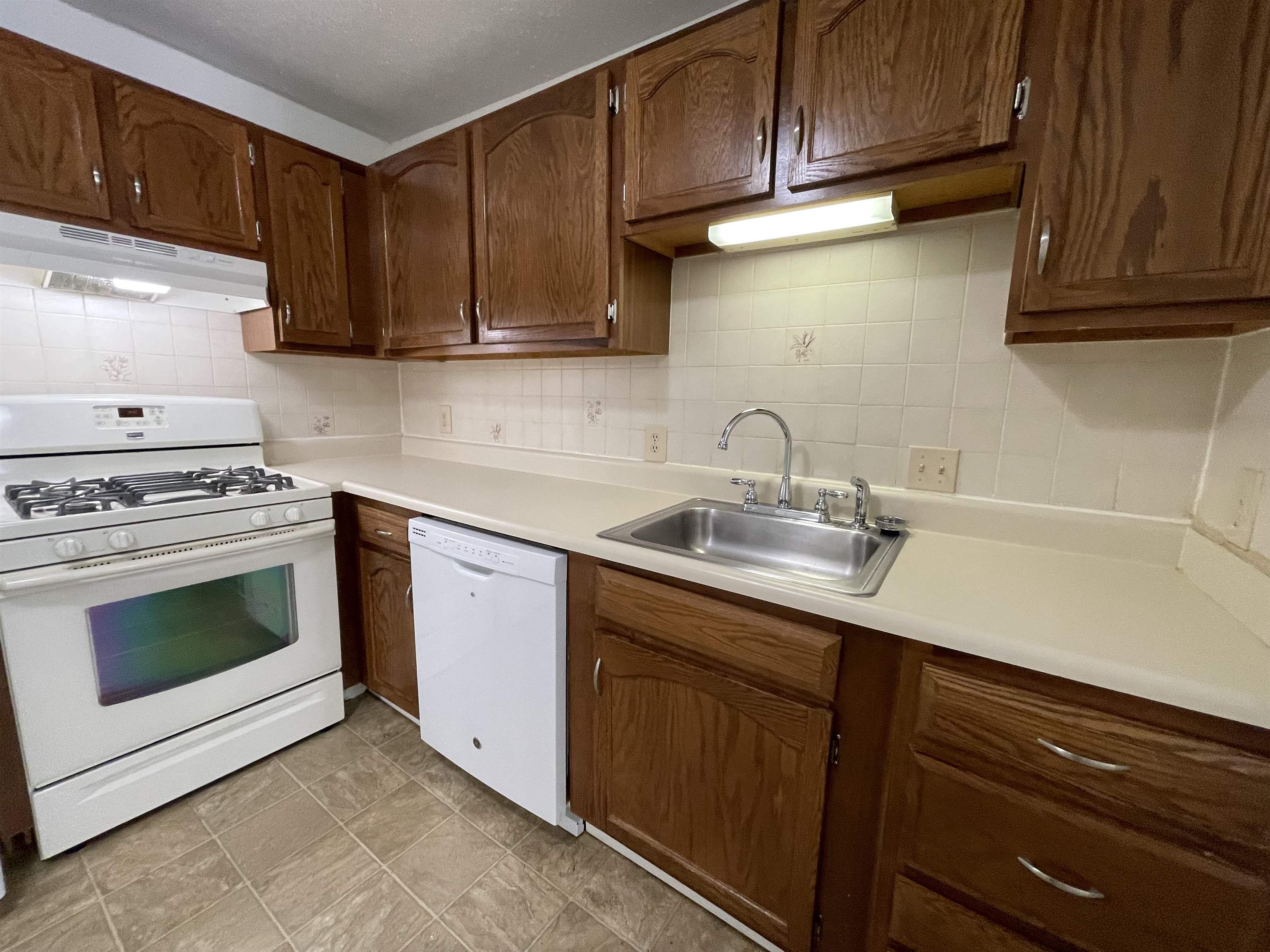 379 Huse Road, Unit 21 Manchester, NH 03103 - Photo 16 of 39