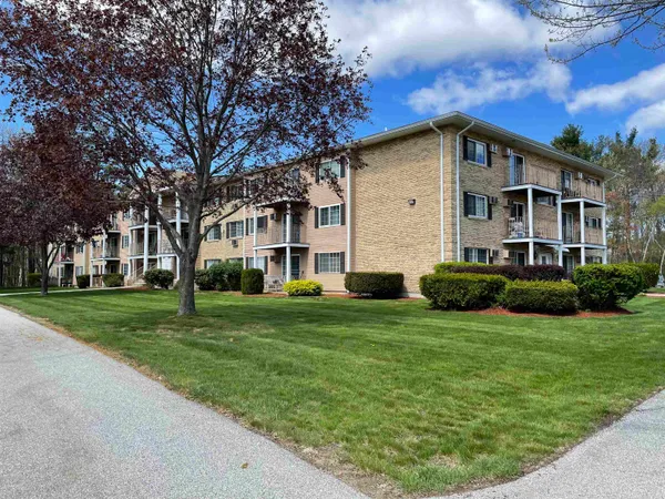 $1,734 | 379 Huse Road, Unit 21, Manchester, NH 03103