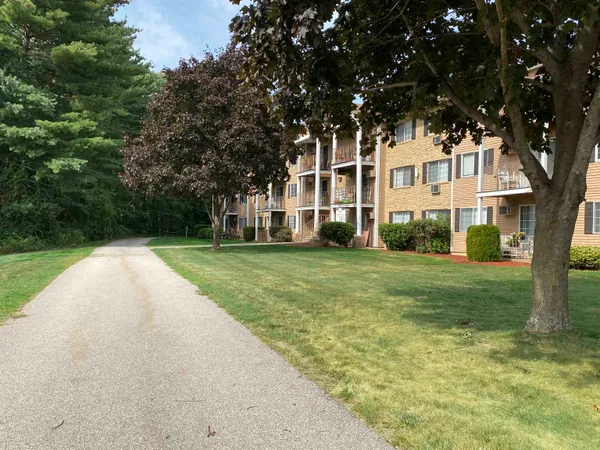 $1,734 | 379 Huse Road, Unit 21, Manchester, NH 03103