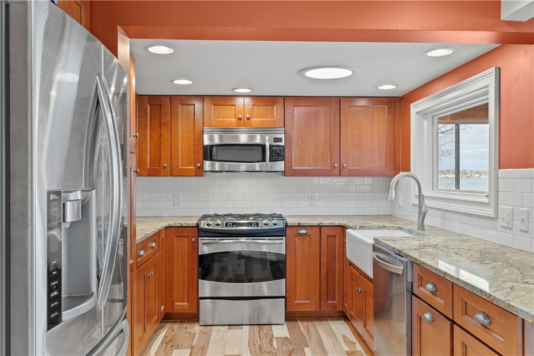 71 John Wickes Avenue Warwick, RI 02818 - Photo 16 of 36