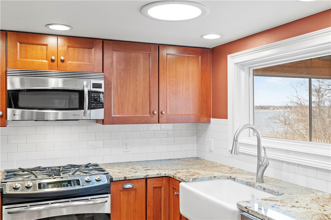 71 John Wickes Avenue Warwick, RI 02818 - Photo 17 of 36