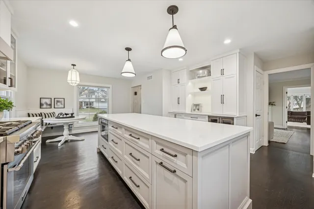 $835,000 | 5720 Woodland Drive, Western Springs, IL 60558