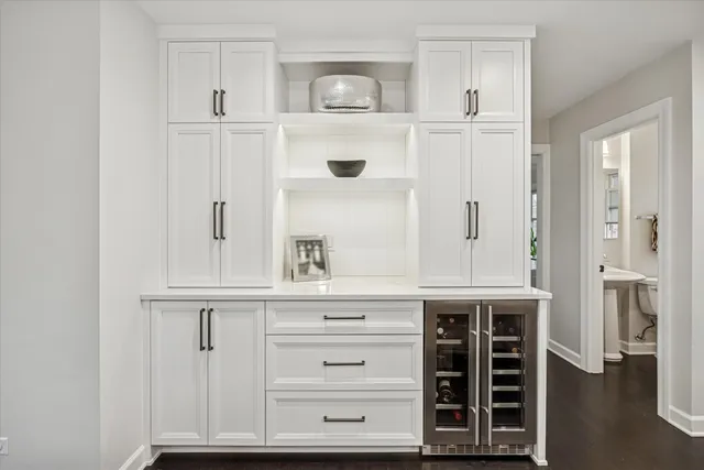 $835,000 | 5720 Woodland Drive, Western Springs, IL 60558