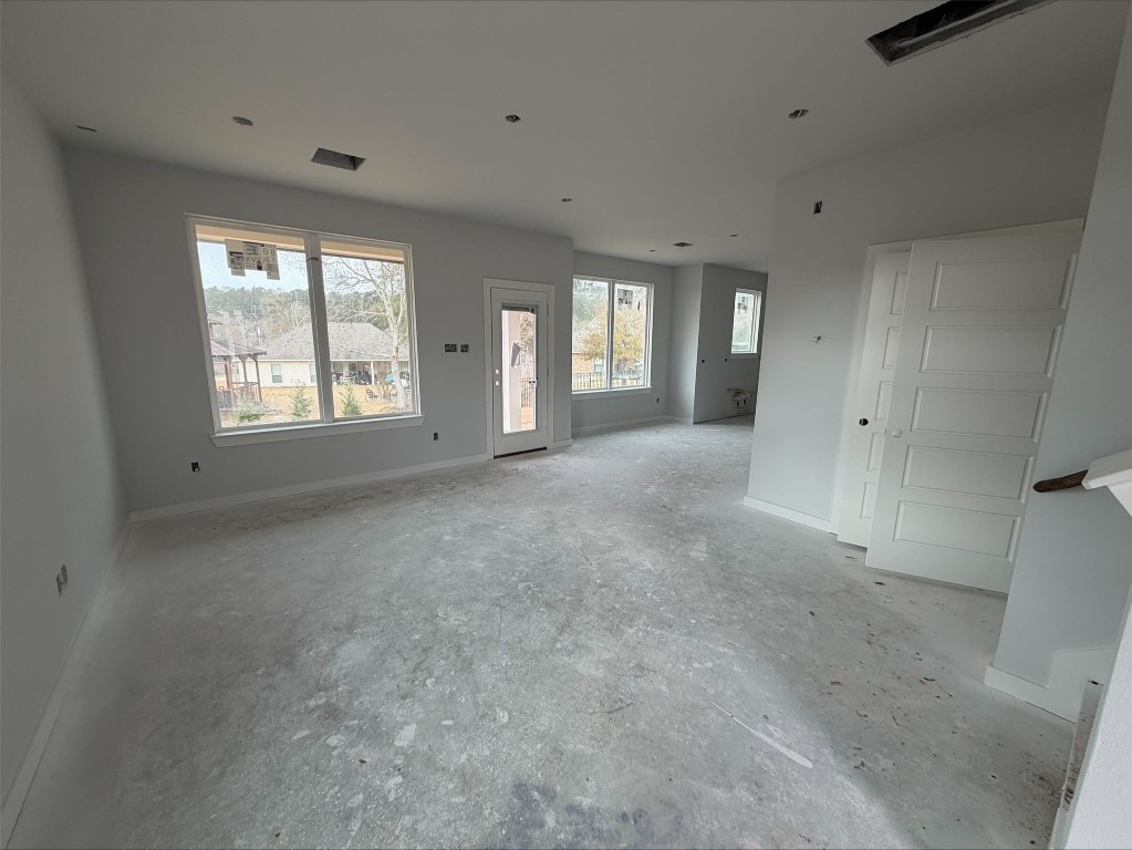 3714 Violet Lane Huntsville, TX 77340 - Photo 3 of 18 an empty room with windows and closet