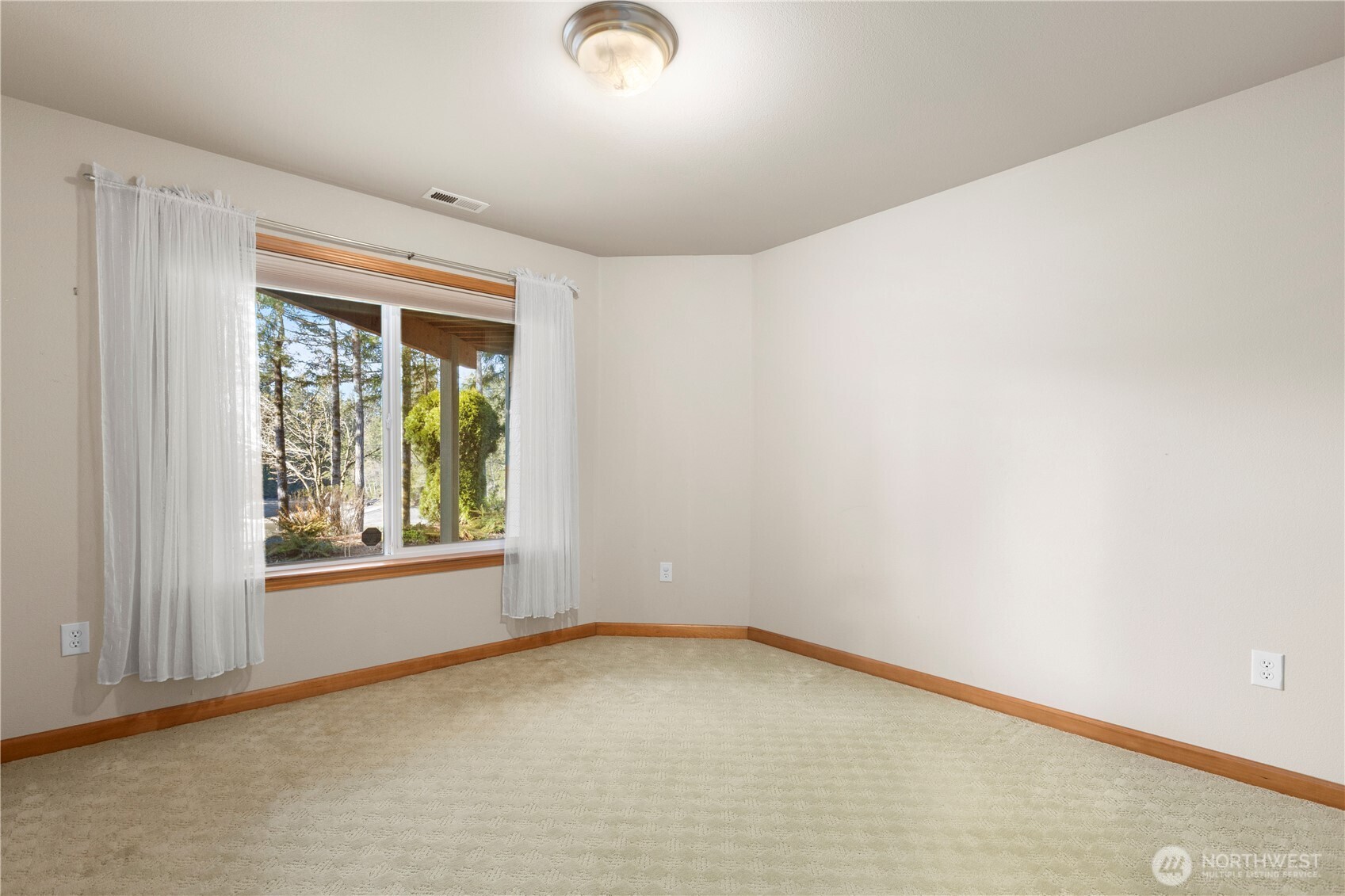 730 Southeast Nelson Road Shelton, WA 98584 - Photo 32 of 40 an empty room with windows