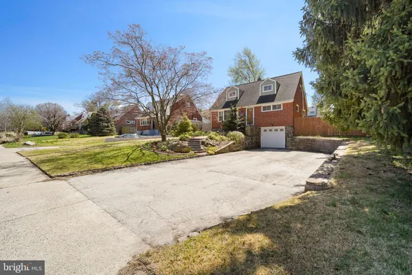 $465,000 | 7526 Henry Avenue, Philadelphia, PA 19128