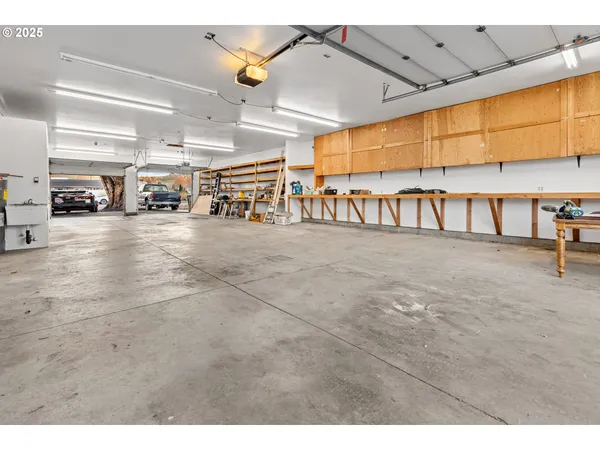 a view of a parking area