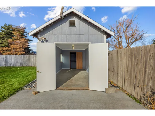 a view of a house with a big yard