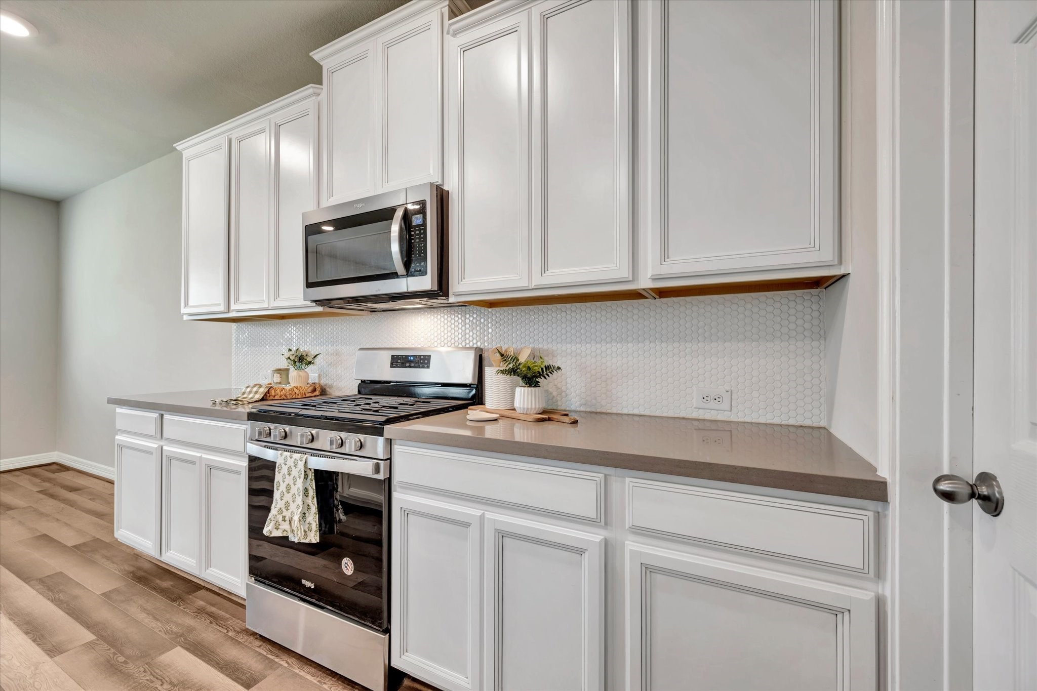 13420 Shellbark Way La Marque, TX 77568 - Photo 8 of 31 Stainless steel appliances, quartz countertops, and stylish backsplash.