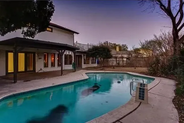 a view of a backyard with pathway