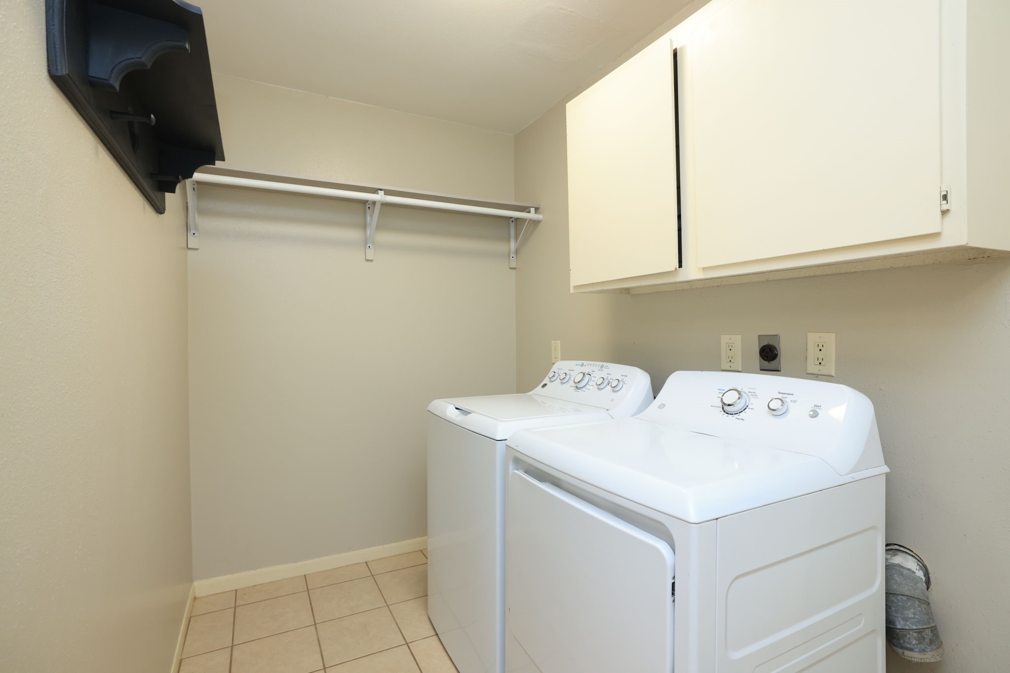 22010 Buescher Road Tomball, TX 77377 - Photo 19 of 30 a utility room with dryer and washer