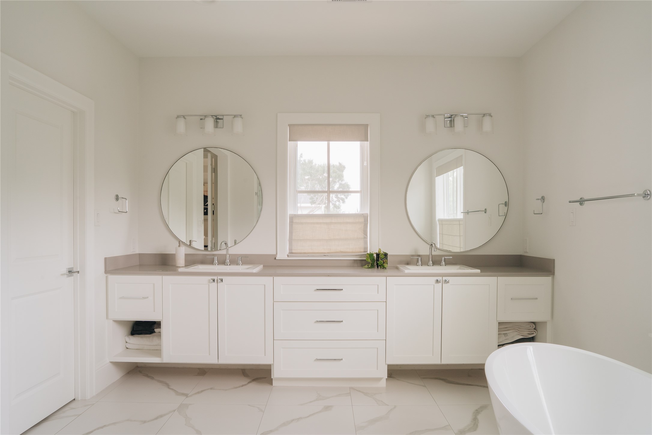3817 Aberdeen Way Houston, TX 77025 - Photo 18 of 45 Enter your spa-like primary bath.