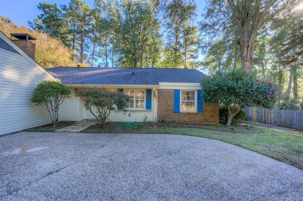 1306 East Todd Street Minden, LA 71055 - Photo 4 of 27 a front view of a house with garden
