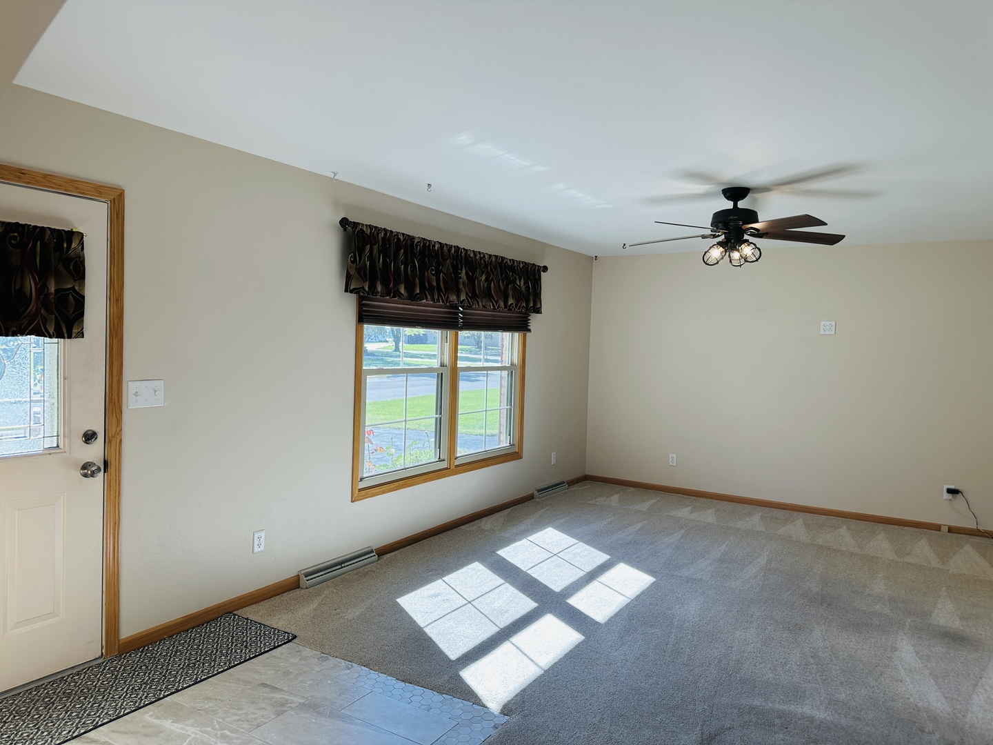219 Palm Drive Lena, IL 61048 - Photo 4 of 50 an empty room with a window