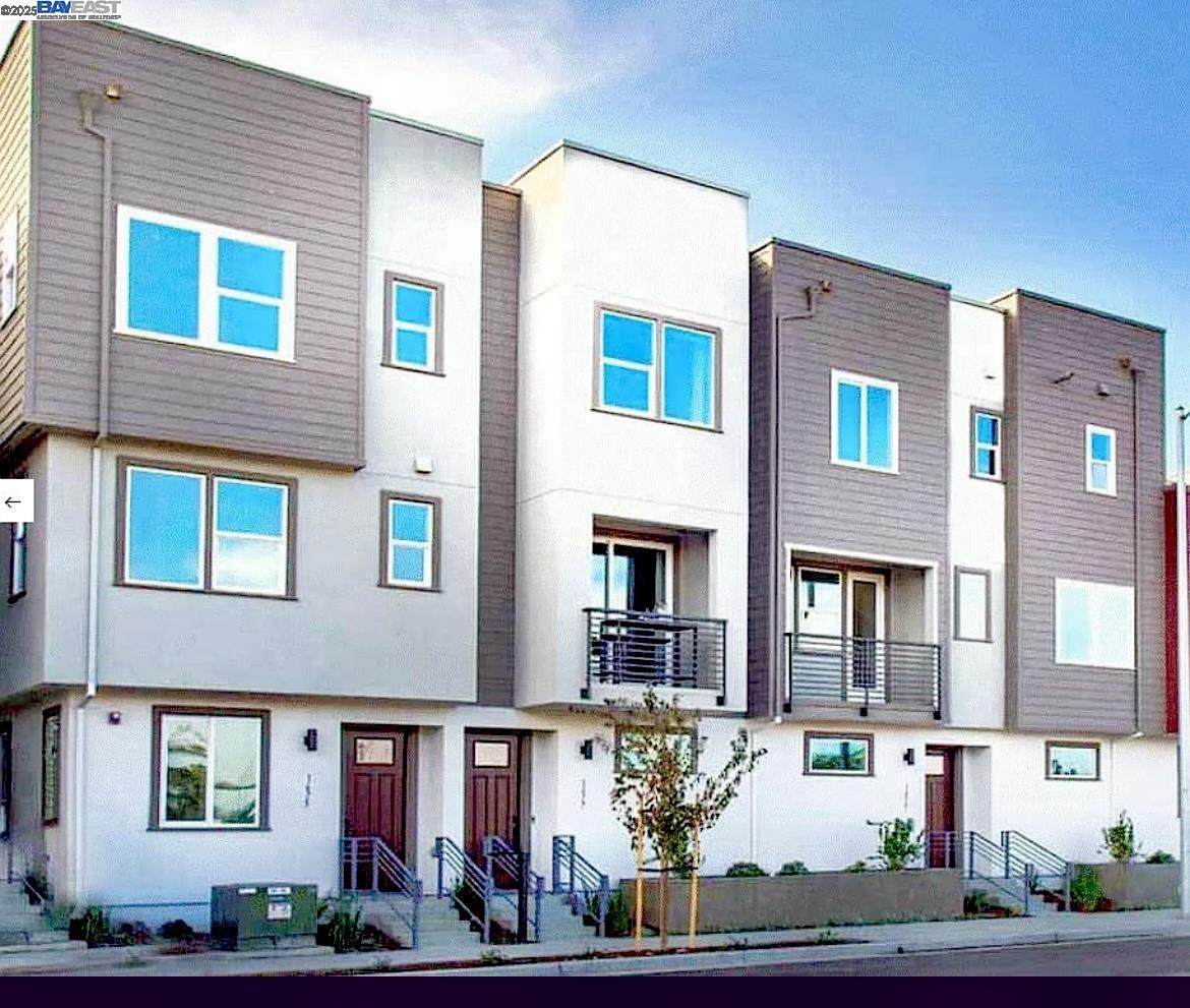 1712 17th Street Oakland, CA 94607 - Photo 28 of 31 a front view of a house